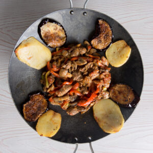 saco-azerbaijano-ichi-em-uma-panela-preta-com-alimentos-misturados